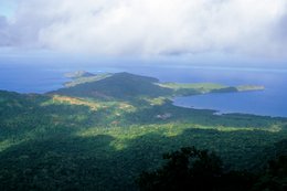 Archipel-des-Comores;-Baie;-Forêt;-France;-Îlot;-Kaleidos;-Kaleidos-images;-La-parole-à-limage;-Laurent-Abad;-Mayotte;-Nuages;-Océan-Indien;-Presquîle;-Stories-Pictures;-Vue-en-surplomb